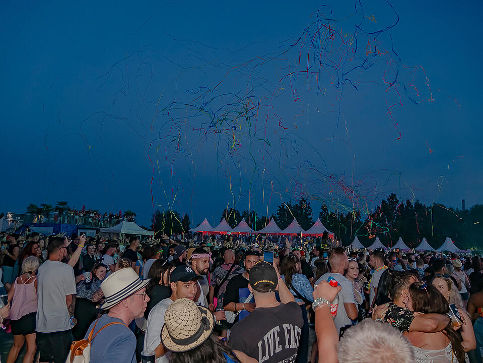 Mit internationalen und nationalen Live-Acts!