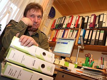 Mehr Frust als Freud über die überbordente Bürokratie - der Nebenerwerbslandwirt Erwin Adelhardt aus Huppendorf im Landkreis Bamberg an seinem Schreibtisch.  Foto: Matthias Hoch