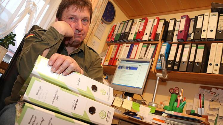 Mehr Frust als Freud über die überbordente Bürokratie - der Nebenerwerbslandwirt Erwin Adelhardt aus Huppendorf im Landkreis Bamberg an seinem Schreibtisch.  Foto: Matthias Hoch