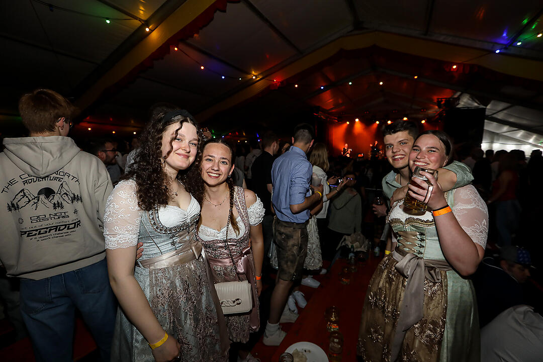 Beste Stimmung beim traditionsreichen Zeltweinfest an der Mainschleife!