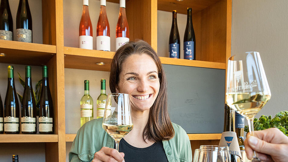 In Bingen am Rhein gibt es viele schöne Weinstuben, in denen man den Wein der Region probieren kann.