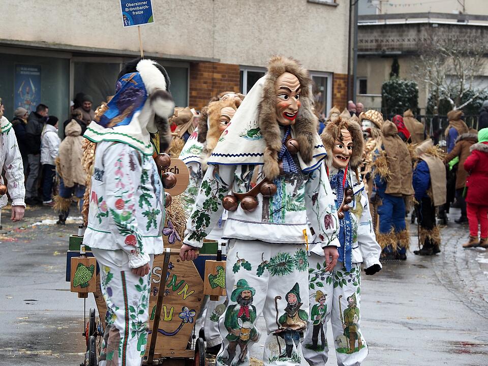 Tausende Besucher beim traditionellen Maskenumzug