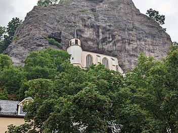 Inmitten des Felsens steht sie und wacht bis heute über Idar-Oberstein: die Felsenkirche.