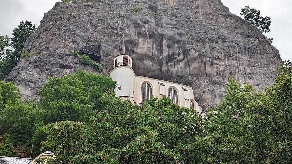 Inmitten des Felsens steht sie und wacht bis heute über Idar-Oberstein: die Felsenkirche.