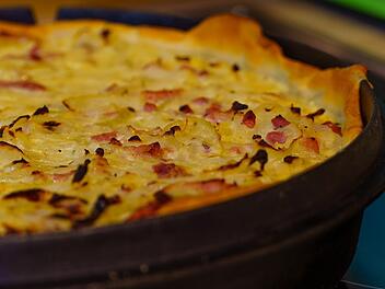 Frischer Zwiebelkuchen aus dem Ofen schmeckt herzhaft und lecker.