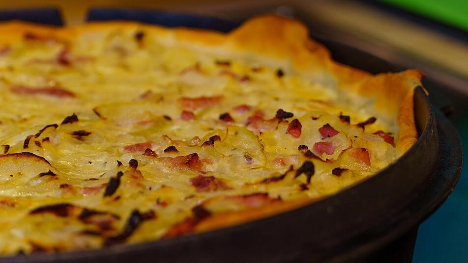 Frischer Zwiebelkuchen aus dem Ofen schmeckt herzhaft und lecker.