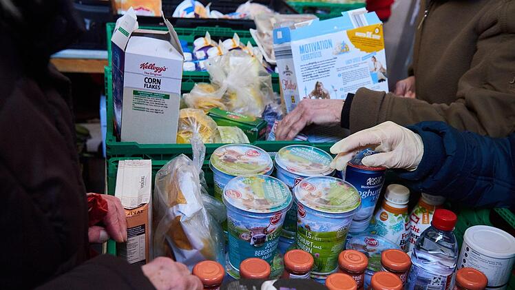 Eine Tafel in Essen greift zu drastischen Maßnahmen: Weil der Anteil ausländischer Kunden so sehr gestiegen ist, nehmen sie nur noch Deutsche als Kunden an. Symbolfoto: Annette Riedl/dpa