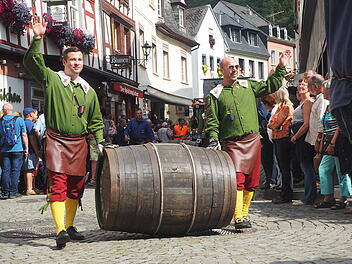 Traditionelle Festumzüge, wie hier in Bernkastel-Kues, feiern den Wein als Kulturgut.