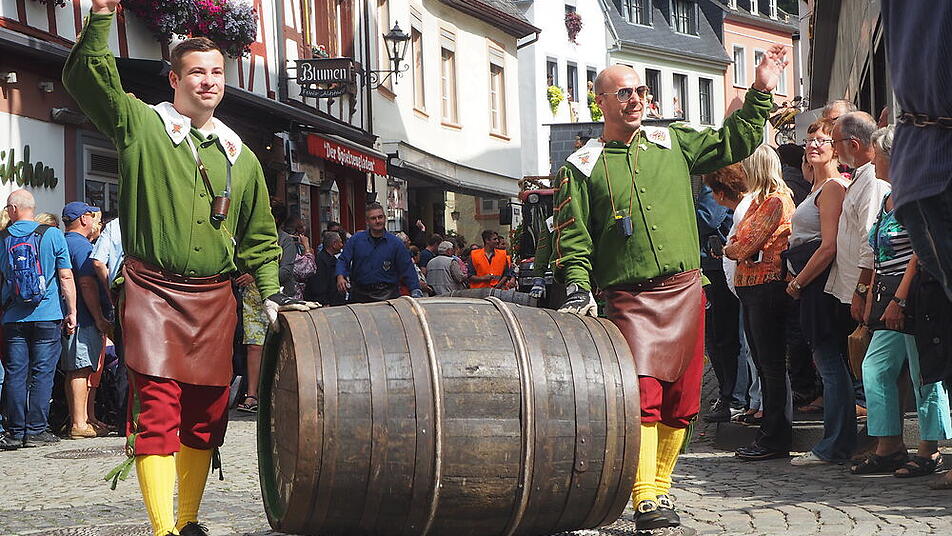 Traditionelle Festumzüge, wie hier in Bernkastel-Kues, feiern den Wein als Kulturgut.