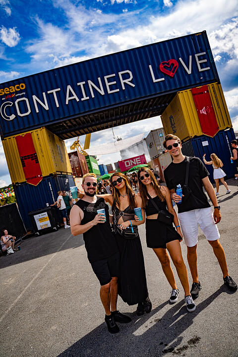 Einmalige Festivalwelt zwischen Stahl und Container.
