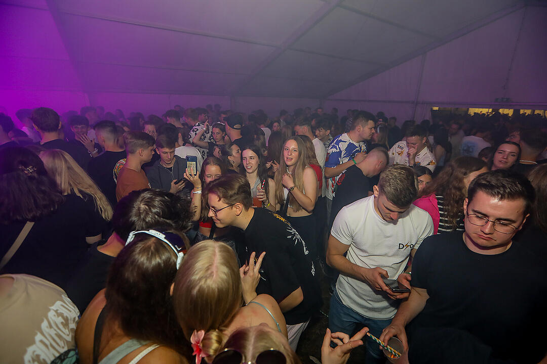 Partyzeltdorf mit 5 Areas!