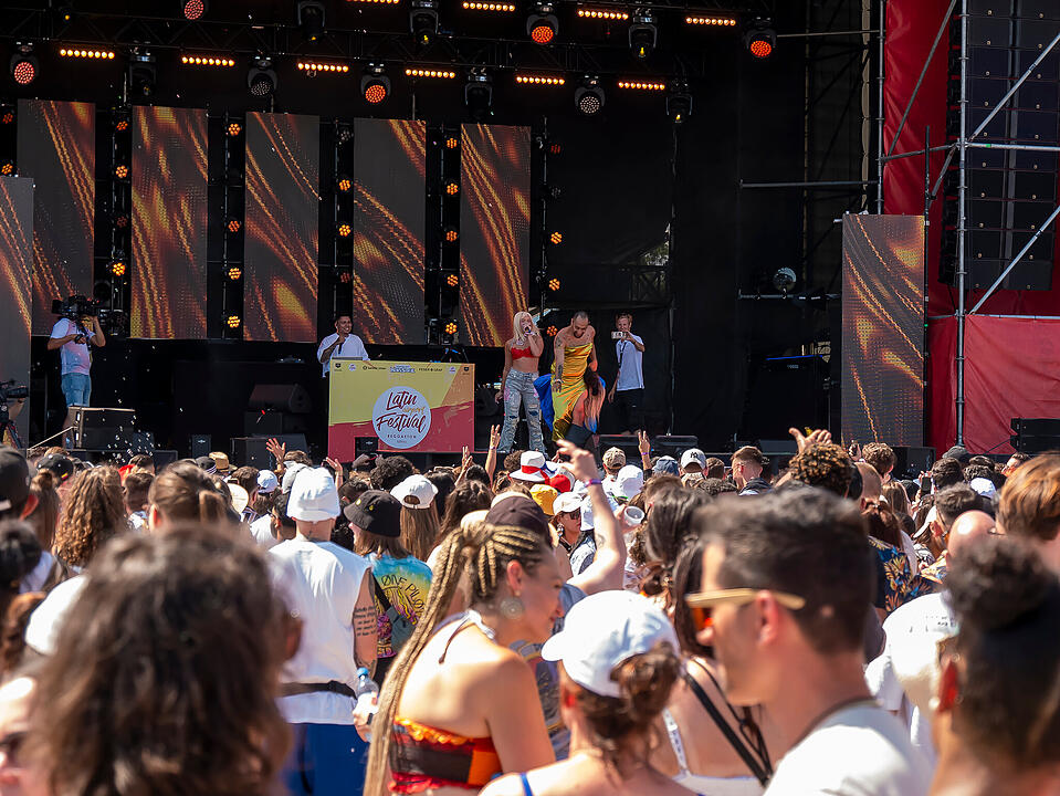 Mit internationalen und nationalen Live-Acts!