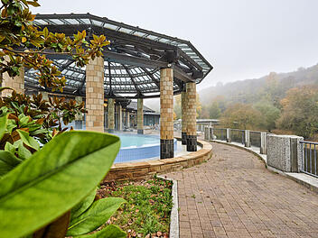 Der Außenbereich der Crucenia Thermen in Bad Kreuznach verspricht wärmende Entspannung auch bei niedrigen Temperaturen.