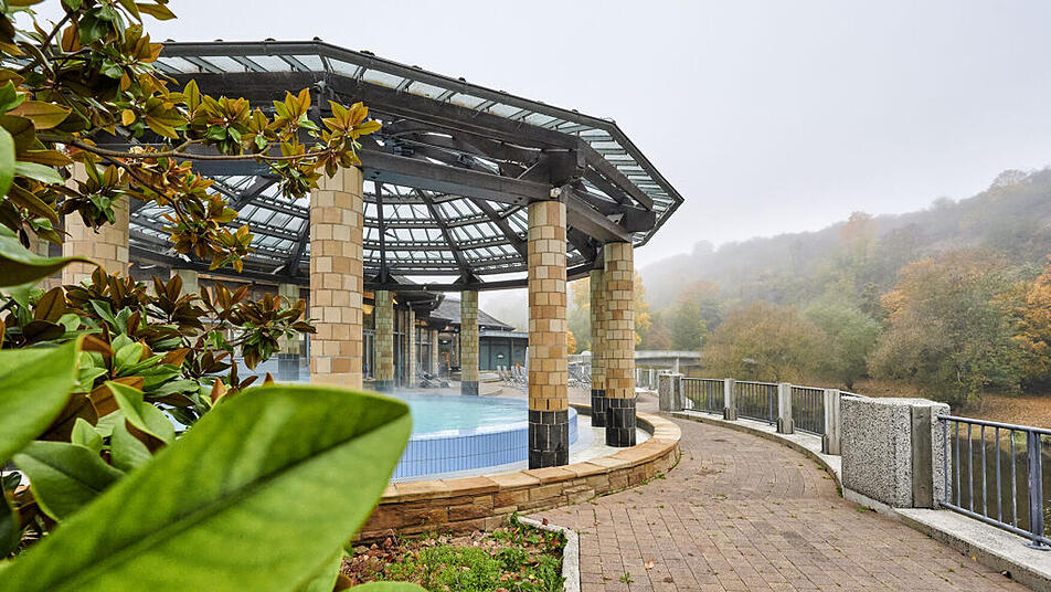 Der Außenbereich der Crucenia Thermen in Bad Kreuznach verspricht wärmende Entspannung auch bei niedrigen Temperaturen.