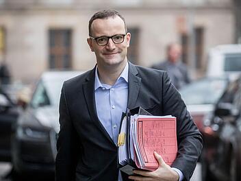 Jens Spahn fordert für die Zukunft, dass es nicht mehr solche Unterschiede zwischen Kassen- und Privatpatienten gibt.  Foto: Michael Kappeler/dpa