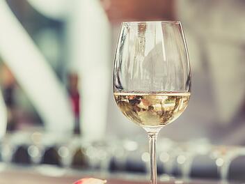 Ein fruchtiger und frischer Wein ist der Elbling, der an der Obermosel angebaut wird.