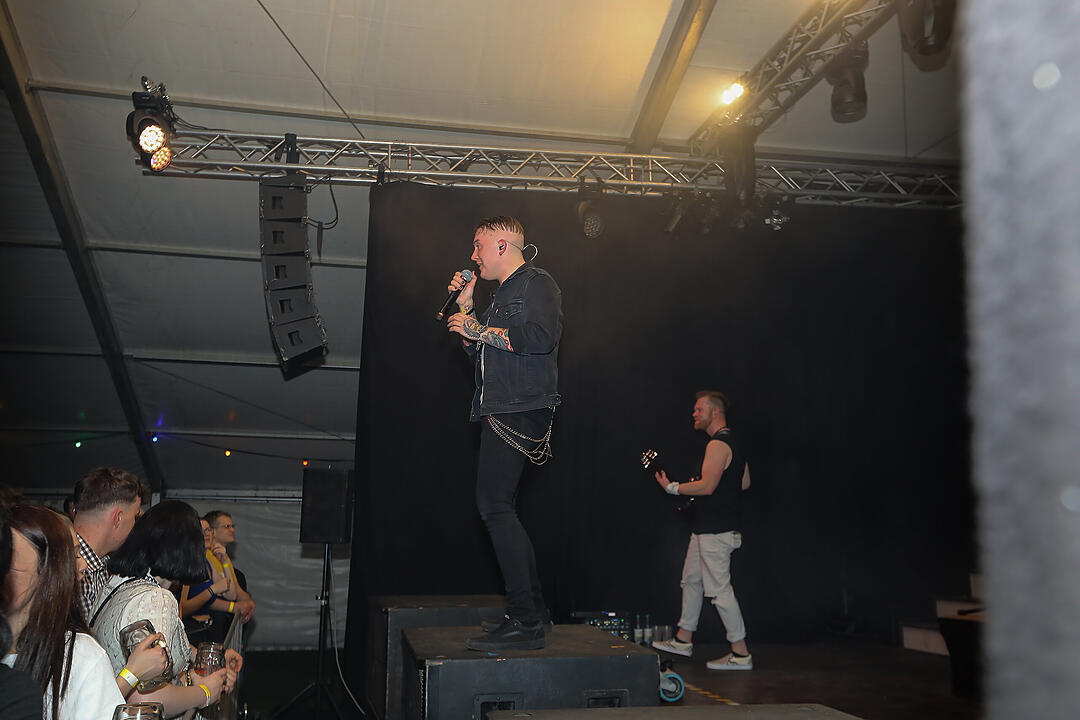 Beste Stimmung beim traditionsreichen Zeltweinfest an der Mainschleife!