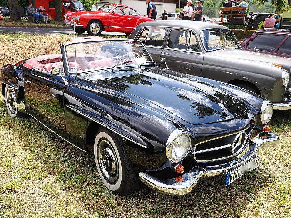 Oldtimer, US Cars, Traktoren und Motorräder.