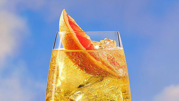Chic in den Sommer starten: Die ODE-Aperitifs kann man gut als Terrassengetränk genießen.