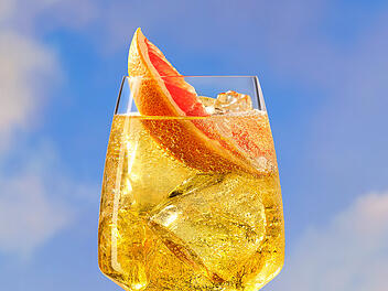 Chic in den Sommer starten: Die ODE-Aperitifs kann man gut als Terrassengetränk genießen.