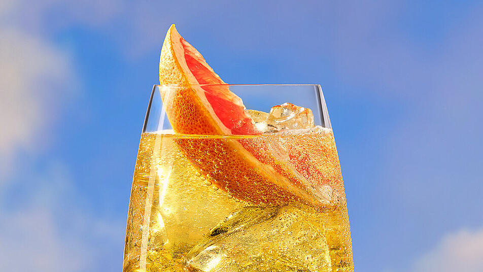 Chic in den Sommer starten: Die ODE-Aperitifs kann man gut als Terrassengetränk genießen.