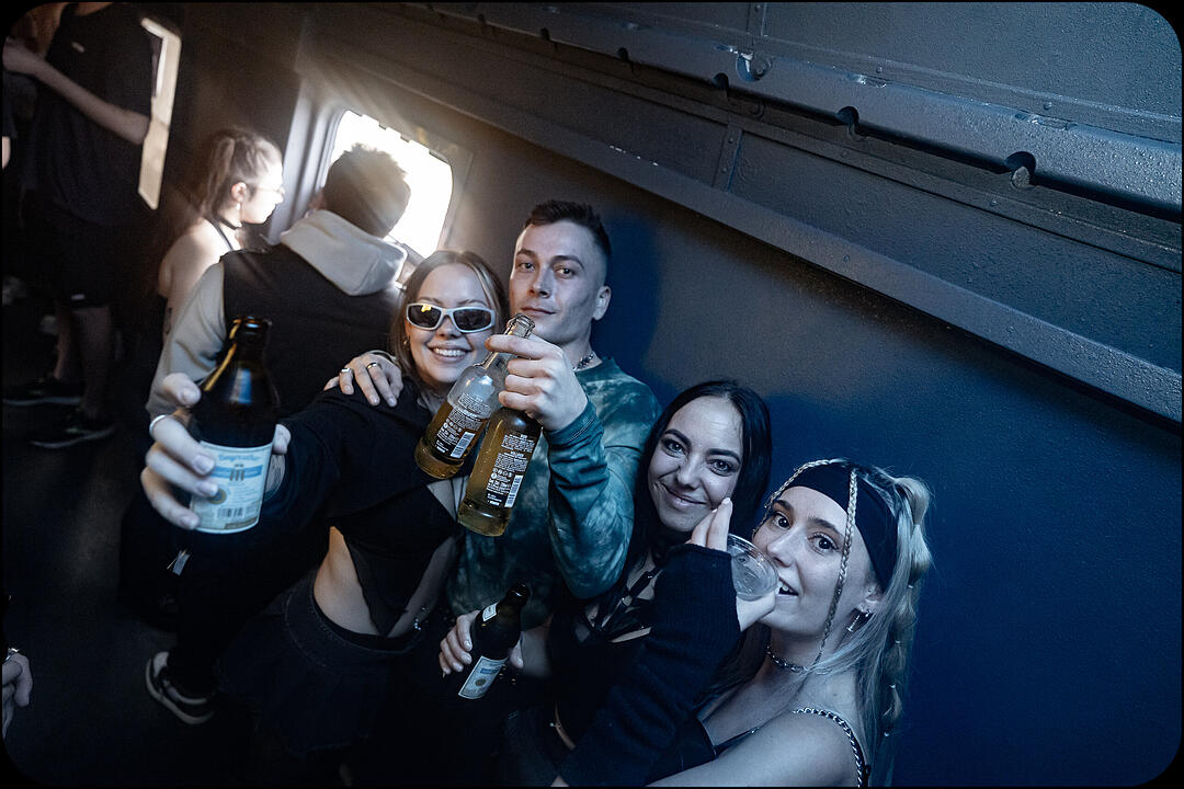 Hard Techno und Trance in drei verschiedenen Party-Waggons!