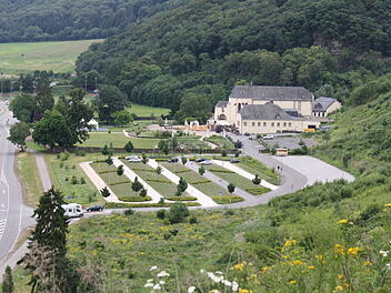 Das Kloster Machern liegt idyllisch an der Mosel und bietet Erholung und Kultur.