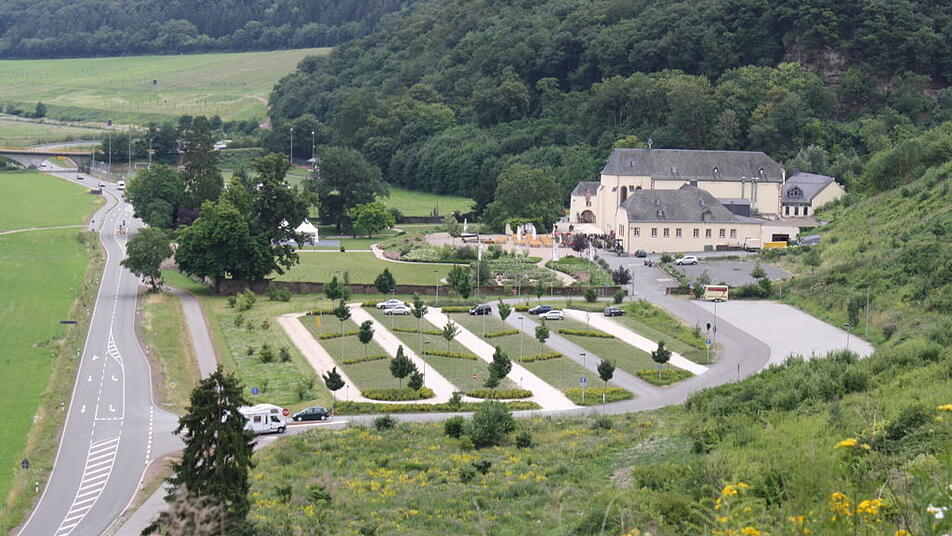 Das Kloster Machern liegt idyllisch an der Mosel und bietet Erholung und Kultur.