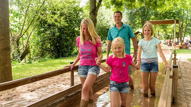 Das Lehmstampfbecken auf dem Barfußpfad Bad Sobernheim - ein Spaß für die ganze Familie.