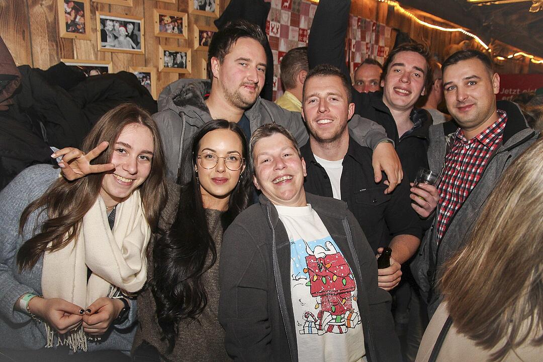 Beste Partystimmung bei voller Hütte.