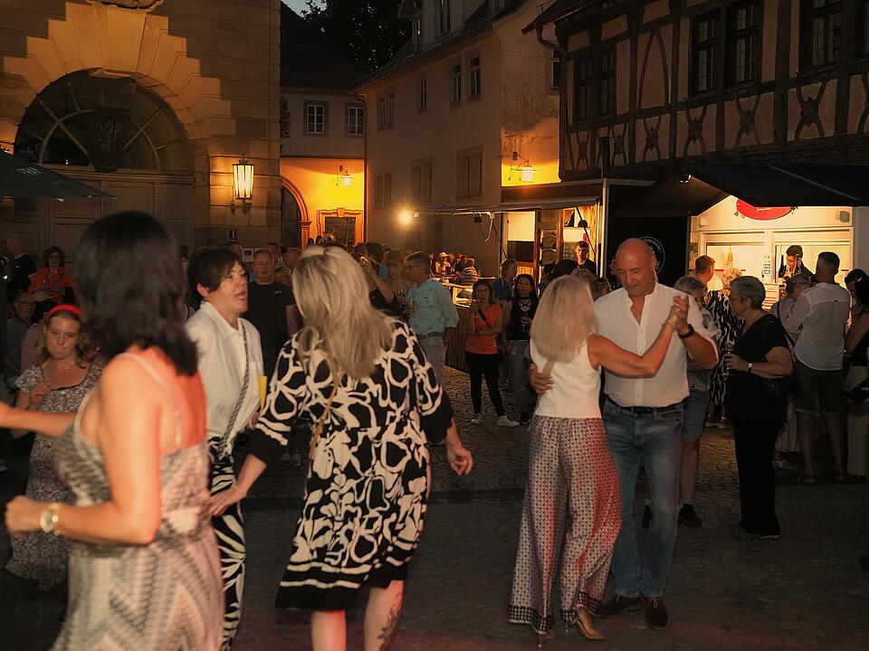 Das Weinfest zieht tausende Besucher an.