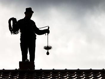 Ein Ausbilder einer Kaminkehrer-Schule in der Oberpfalz hat Schüler angestachelt, Nazi-Parolen und -Lieder zu singen. Von dem Vorfall gibt es ein Video. (Symbolbild: Patrick Pleul/dpa-Zentralbild/dpa)