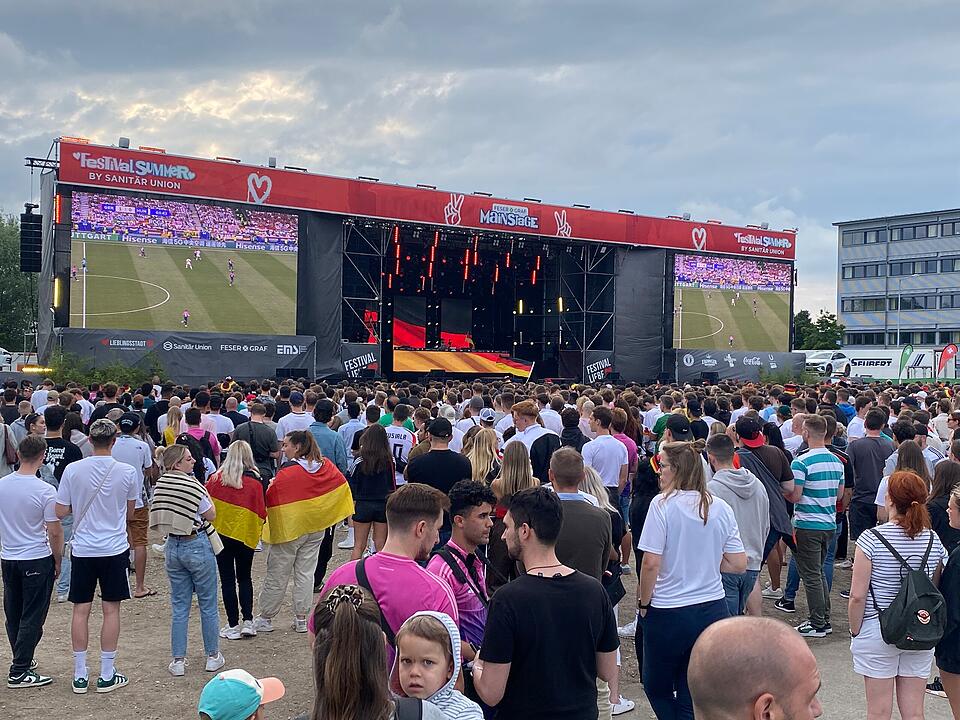 Deutschland steht im Achtelfinale und Nürnberger Fans feiern ausgelassen