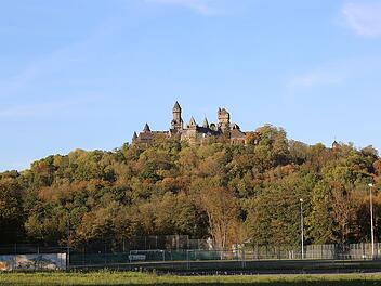 Schloss Braunfels liegt auf einer Basaltkuppe westlich des Luftkurortes Braunfels.