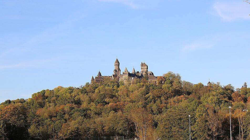 Schloss Braunfels liegt auf einer Basaltkuppe westlich des Luftkurortes Braunfels.