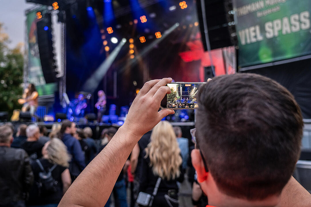 An die 2000 Besucher feierten die Rockmusik!