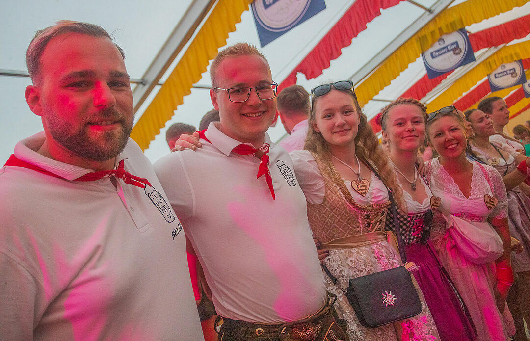 Musik im Festzelt gab es mit der Band "KLOSTERGOLD"