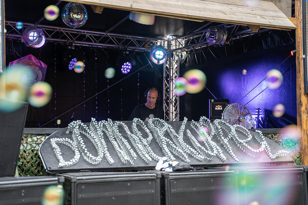 Sommer. Sonne. Tanzen. Techno. Bass!
