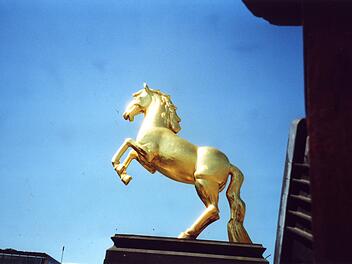 Das goldene Pferd über diesem Bauwerk hat der Golden-Ross-Kaserne ihren Namen gegeben.
