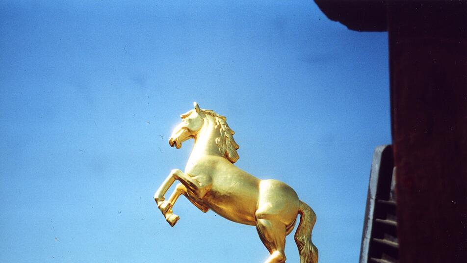 Das goldene Pferd über diesem Bauwerk hat der Golden-Ross-Kaserne ihren Namen gegeben.