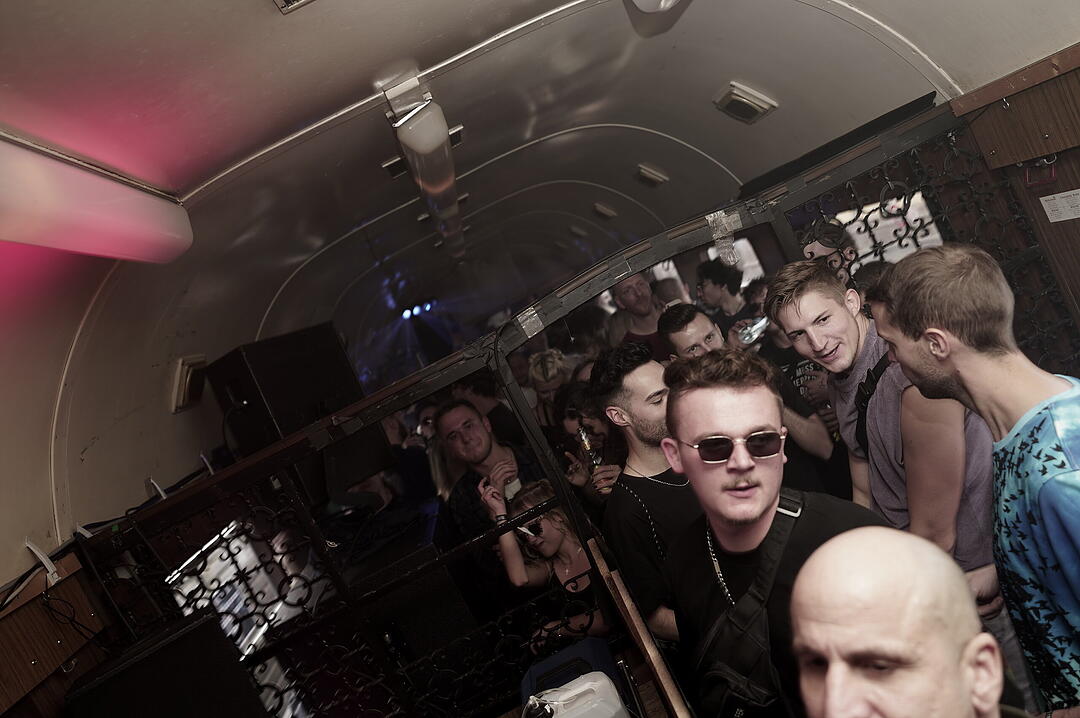 Party im Zug - Raver*innen tanzen zu Techno-Beats