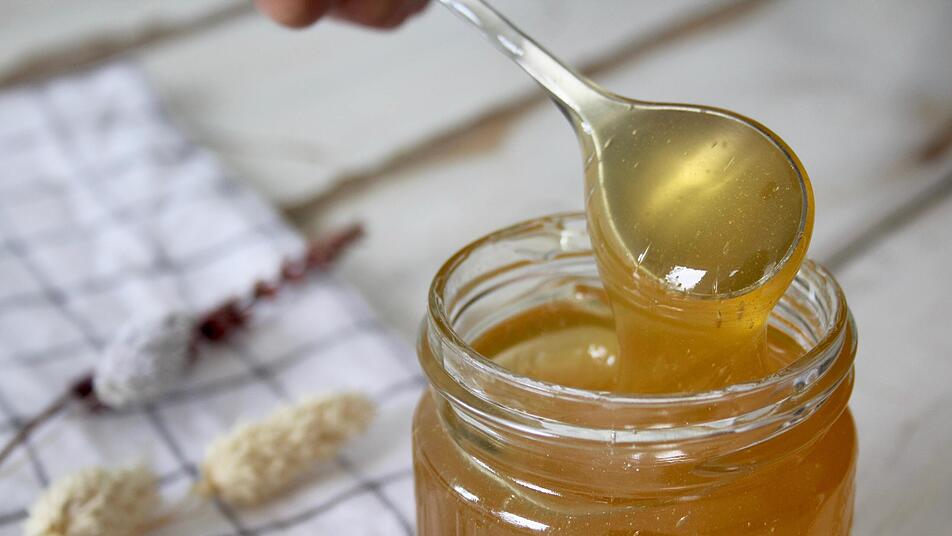 Honig ist ein beliebtes Naturprodukt, das du ganz nachhaltig in der Eifel erwerben kannst.