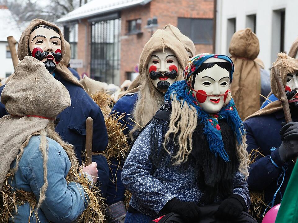 Tausende Besucher beim traditionellen Maskenumzug