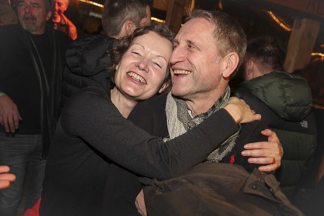Beste Partystimmung bei voller Hütte.