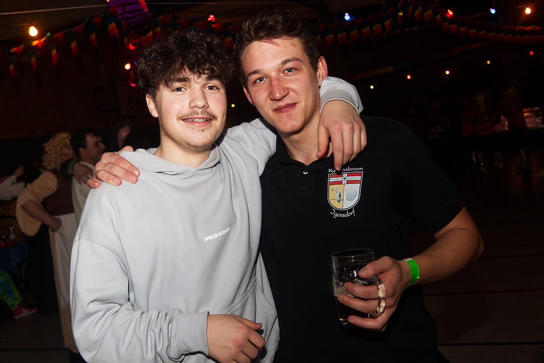 Fasching pur in der Grundschulturnhalle