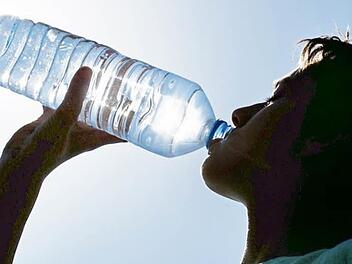 Wasser ist der beste Durstlöscher - und auch der gesündeste. Foto: Patrick Pleul(dpa/Archiv