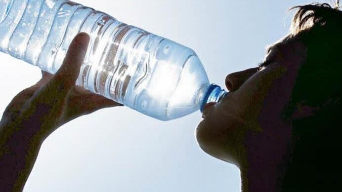 Wasser ist der beste Durstlöscher - und auch der gesündeste. Foto: Patrick Pleul(dpa/Archiv