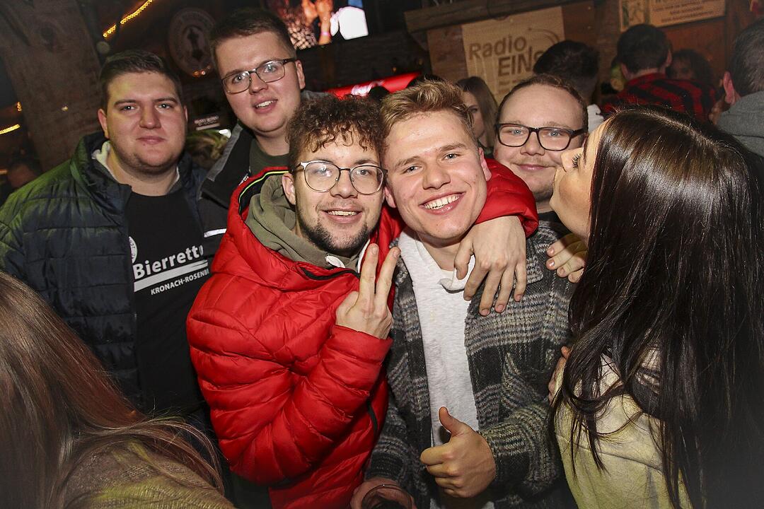 Beste Partystimmung bei voller Hütte.