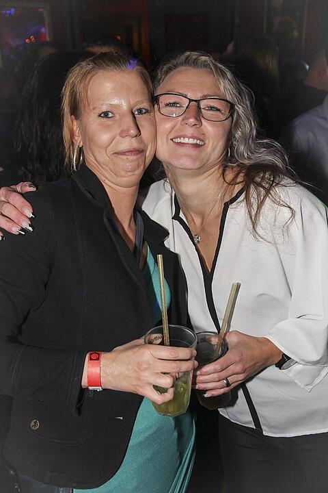 Volles Haus, erwachsene Partypeople und eine ausgelassene Feier!