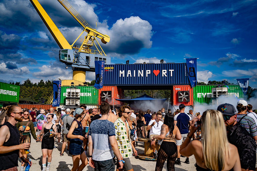 Einmalige Festivalwelt zwischen Stahl und Container.